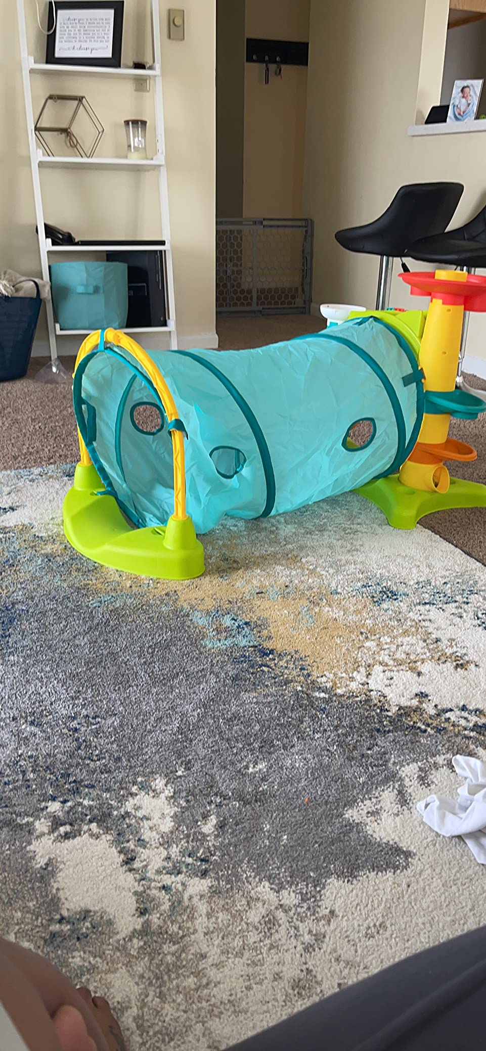 Little Tikes Baby Tunnel Attività 2-in-1 gioco gattonare con palline