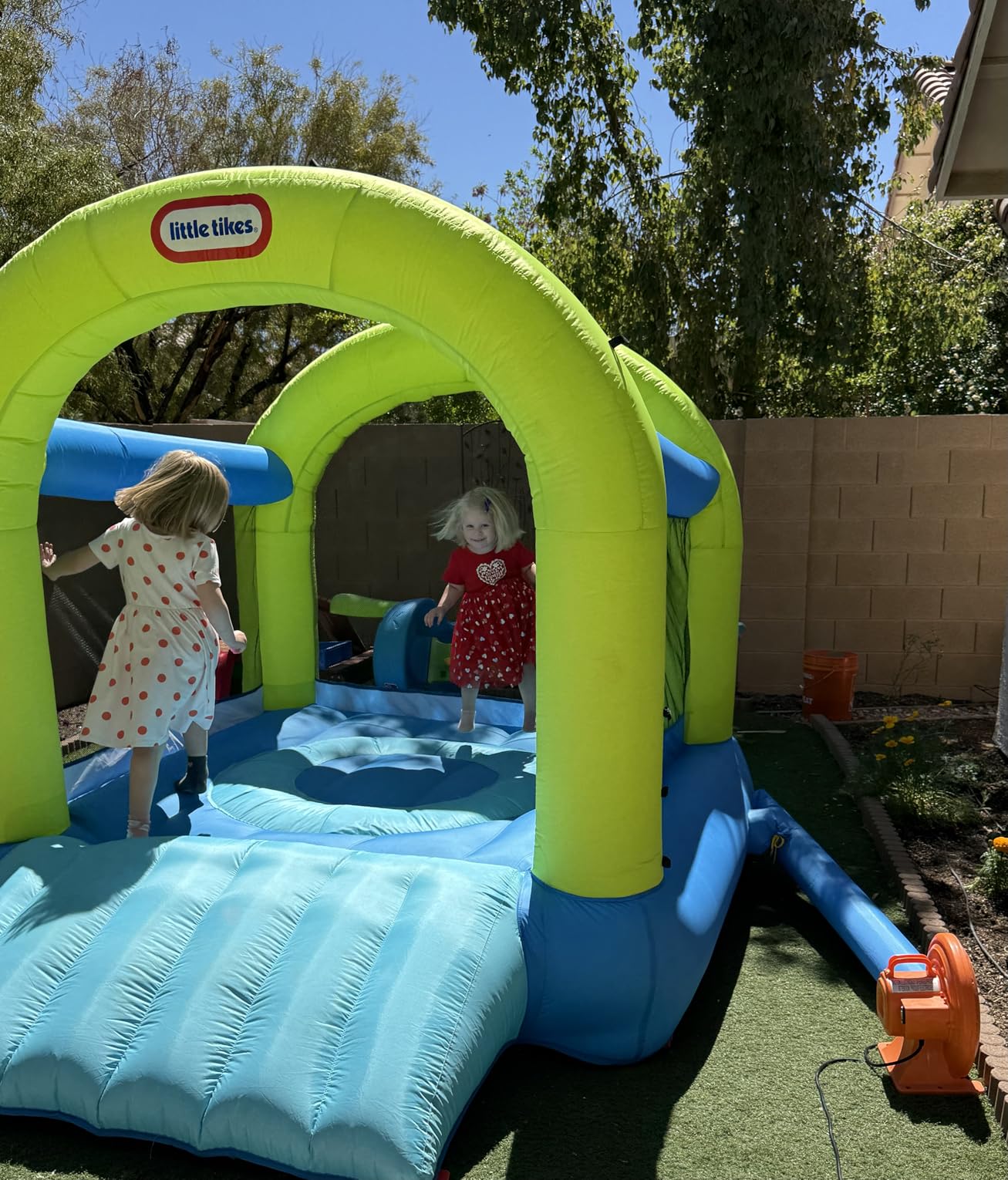 Little Tikes Splash 'n Spray castello gonfiabile con scivolo