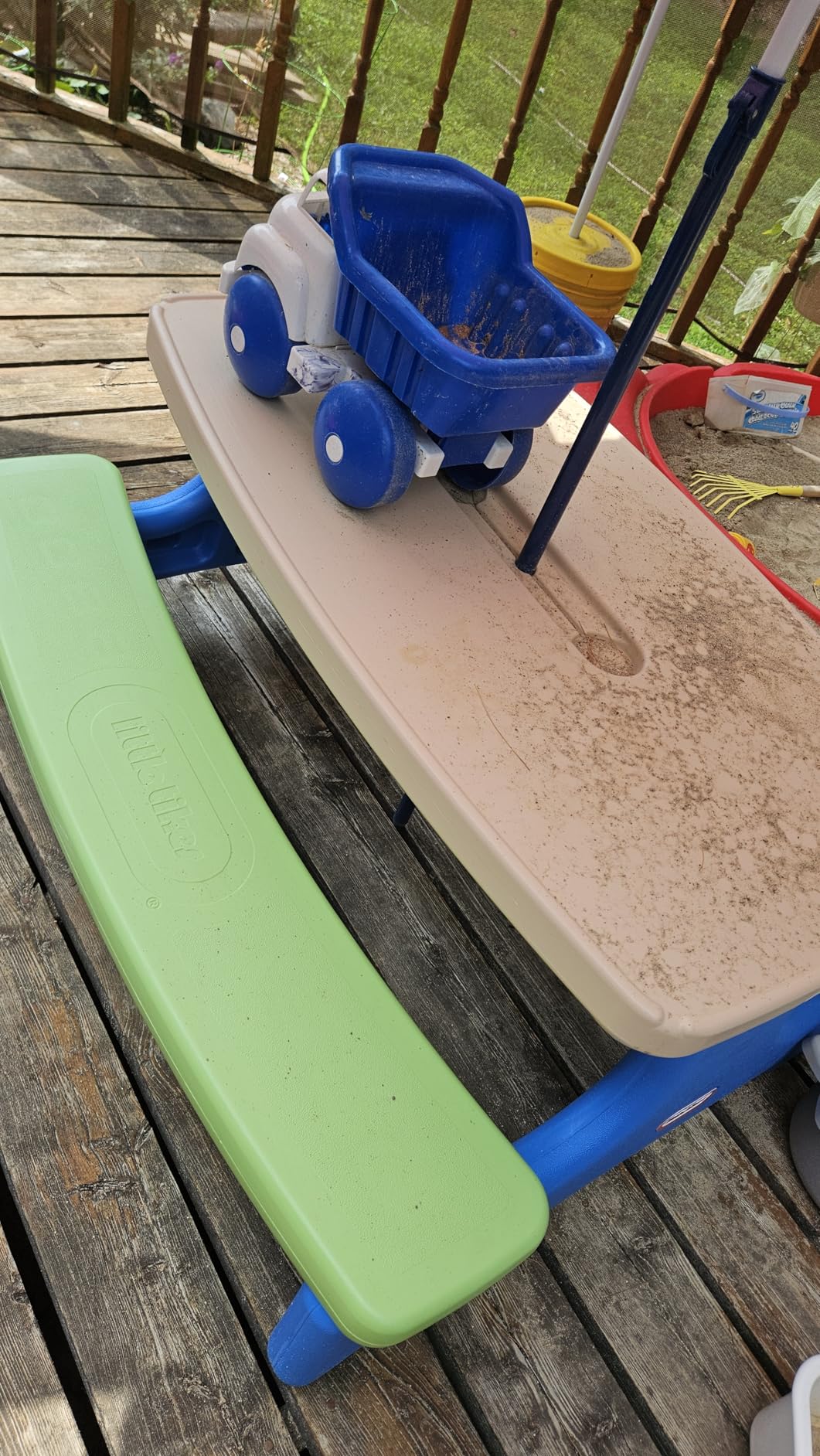 Little Tikes Easy Store Junior Tavolo Picnic con Ombrello